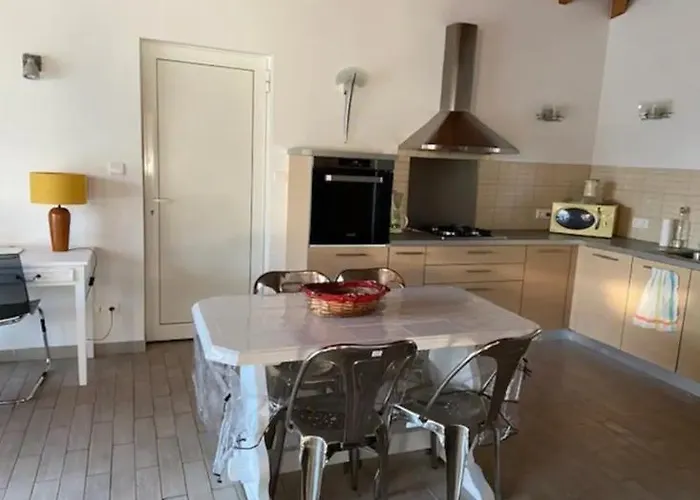 Vila Pierre Santoni *